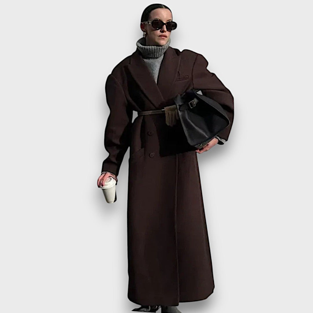 Oslaine – Cappotto in lana maximalista con silhouette maschile